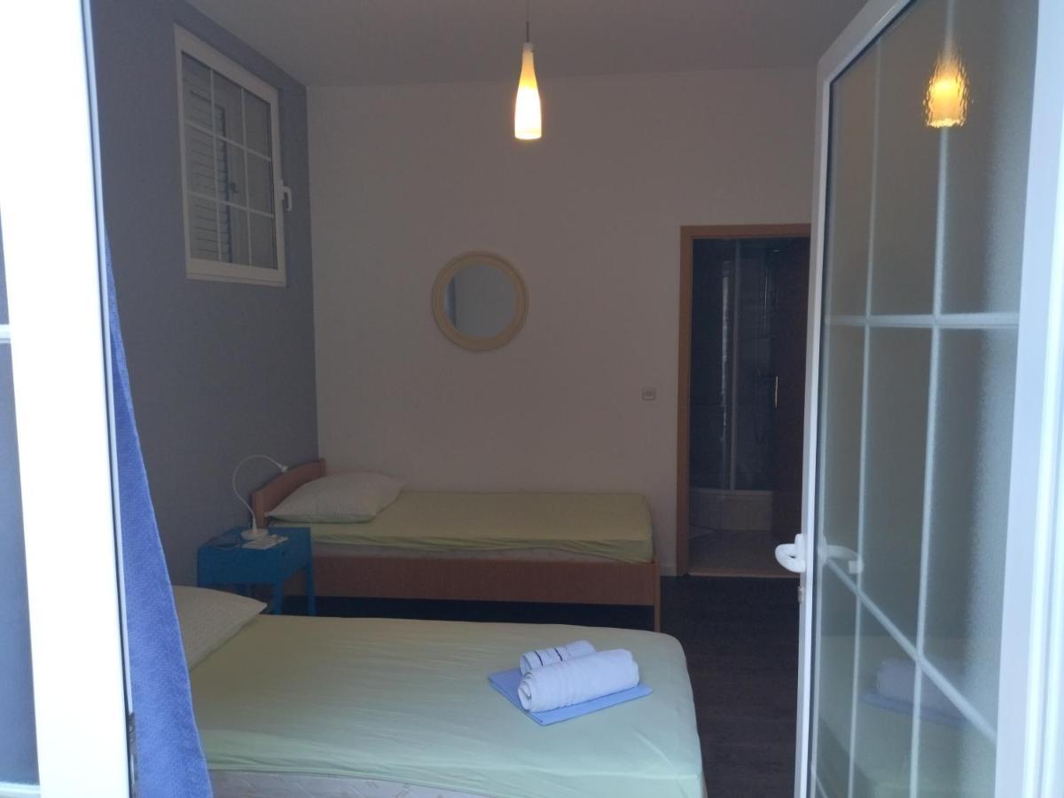 Holiday Home With Free Parking By The Beach Brela Exterior photo